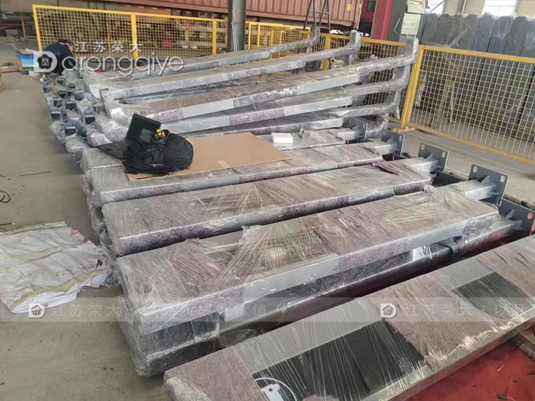 出口公交站臺(tái)候車亭正在裝車圖片